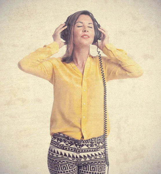 Joven mujer cool con auriculares — Foto de Stock