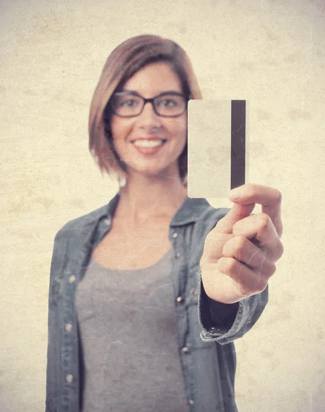 Joven cool mujer con una tarjeta de crédito —  Fotos de Stock