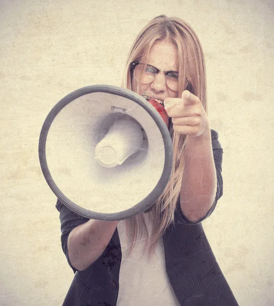 Junge coole Frau bestellt per Megafon — Stockfoto