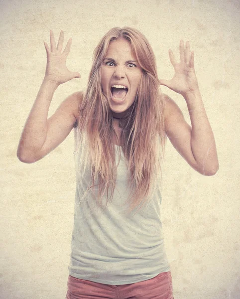 Jovem mulher legal gritando — Fotografia de Stock