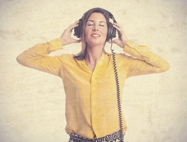 Joven mujer cool con auriculares — Foto de Stock