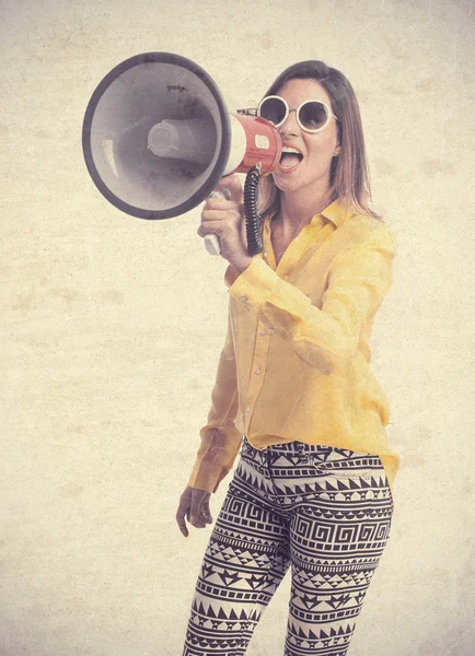 Junge coole Frau brüllt per Megafon — Stockfoto
