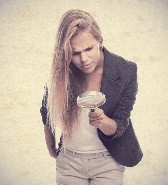 Joven cool mujer con una lupa — Foto de Stock