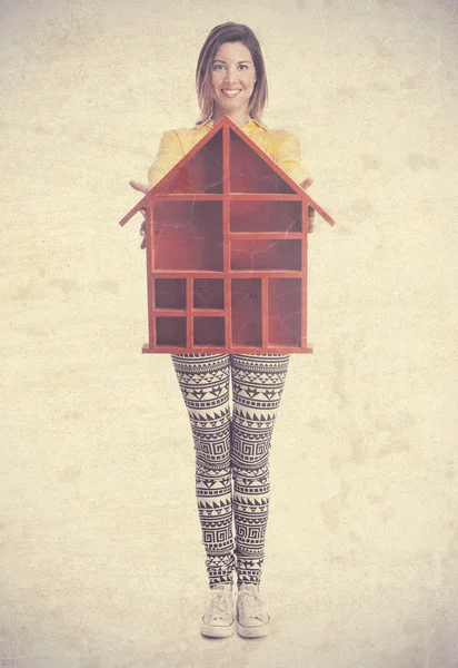 Junge coole Frau mit einem Haus — Stockfoto
