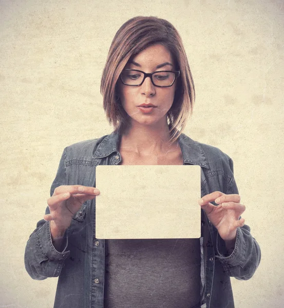 Junge coole Frau mit einem Plakat — Stockfoto