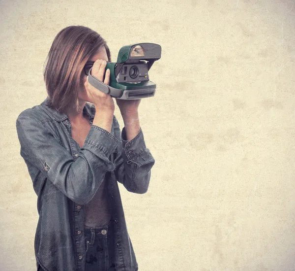 Giovane donna cool con una macchina fotografica — Foto Stock