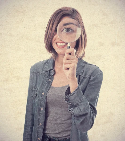 Giovane donna cool con una lente d'ingrandimento — Foto Stock