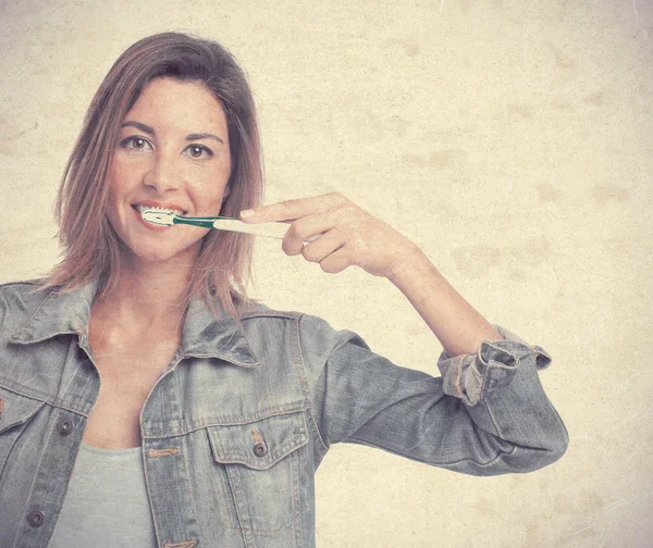 Wanita muda keren menggosok giginya — Stok Foto