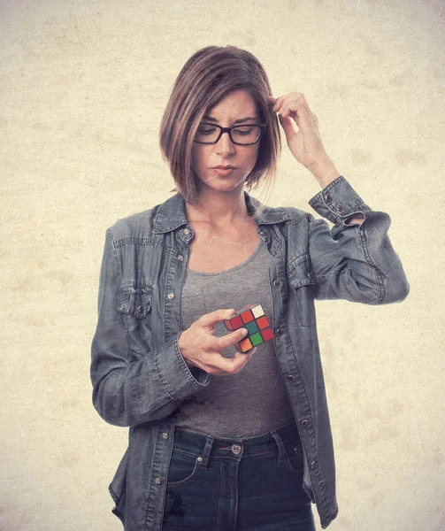 Junge coole Frau beim Lösen einer Herausforderung — Stockfoto