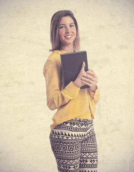 Joven cool mujer con un libro — Foto de Stock