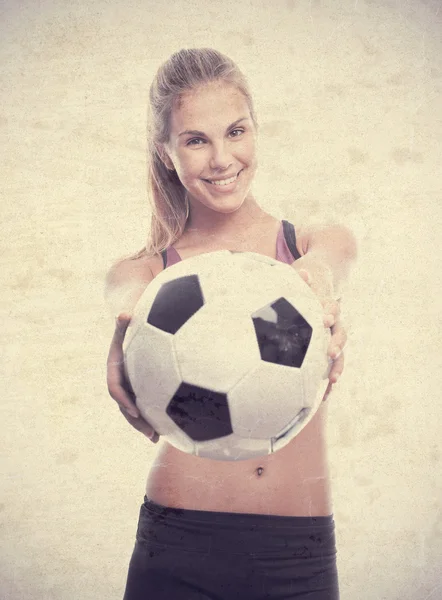 サッカー ボールを提供するクールな女性 — ストック写真