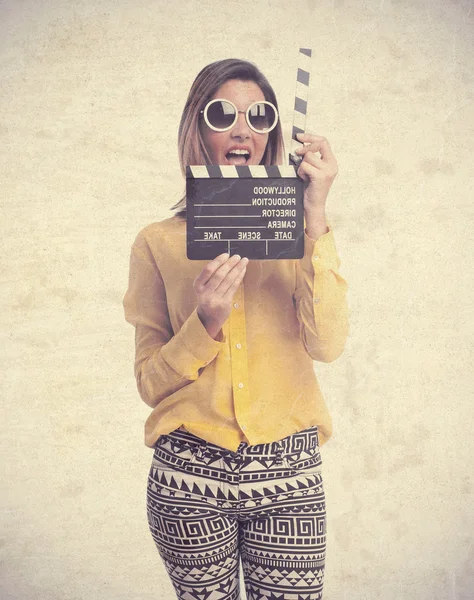 Joven cool mujer con un clapperboard — Foto de Stock