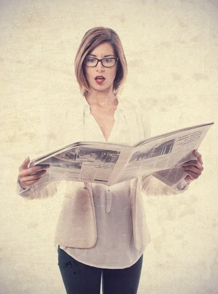 Junge coole Frau mit Neuigkeiten — Stockfoto