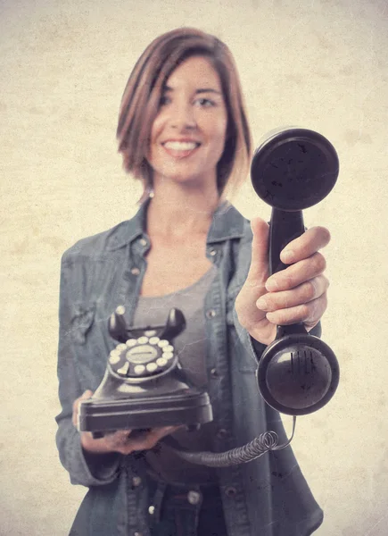 Jovem mulher legal oferecendo um telefone — Fotografia de Stock