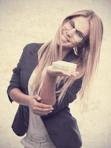 Mujer fresca joven con una caja de regalo — Foto de Stock