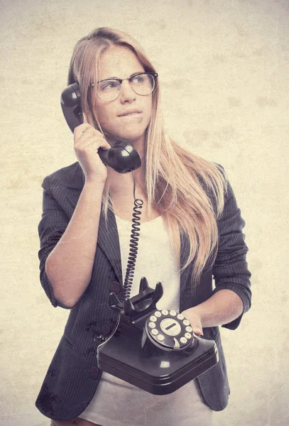 Jovem mulher legal duvidando no telefone — Fotografia de Stock