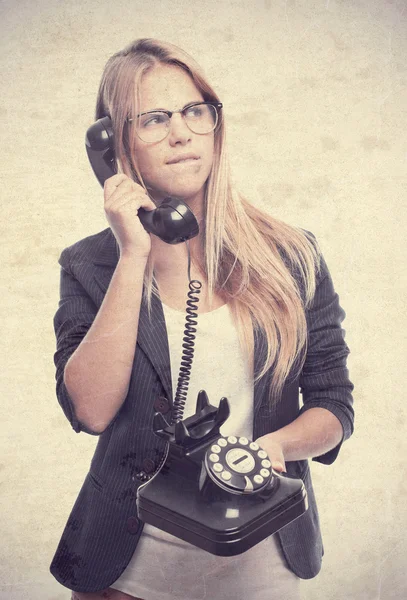 Joven cool mujer dudando en el teléfono — Foto de Stock