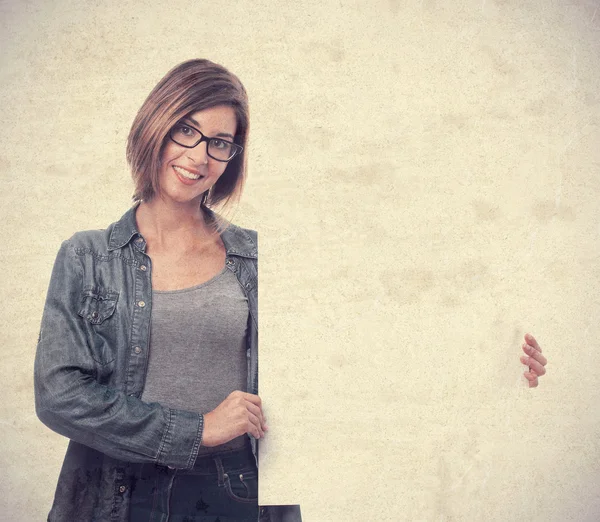 Joven guay mujer con un cartel — Foto de Stock