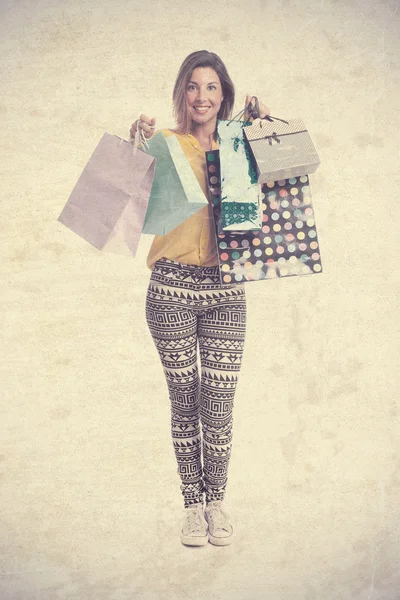 쇼핑 하는 젊은 멋진 여자 — 스톡 사진