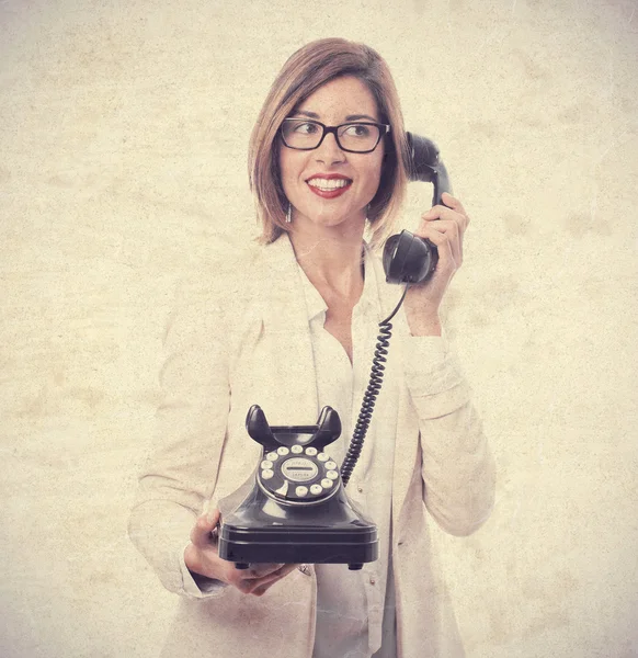 Jonge cool vrouw met een telefoon — Stockfoto