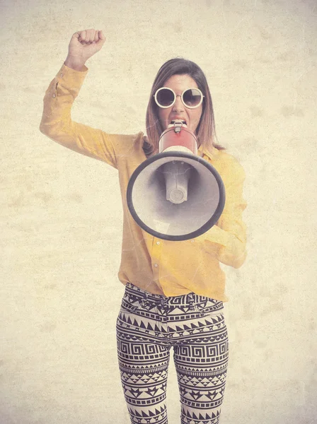 Joven cool mujer gritando en megáfono — Foto de Stock