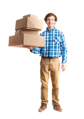 bir karton kutular tutan genç
