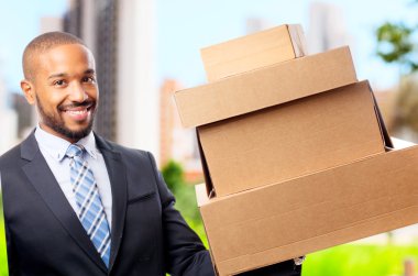 Genç serin siyah adam ile cardboardboxes