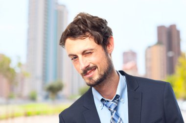 Genç çılgın işadamı wink jest