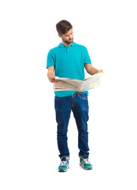 bir gazete okuyan adam