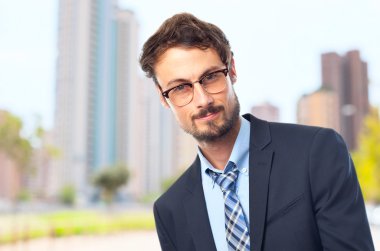 Oyuncak araba ile genç çılgın işadamı