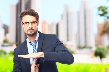 Genç çılgın işadamı saat hareketi