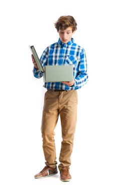 bir kutu tutan genç