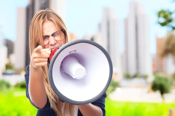 Junge coole Frau bestellt per Megafon — Stockfoto