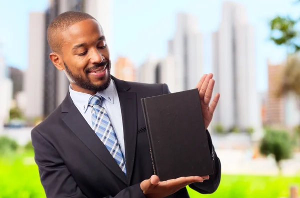 Joven fresco negro hombre con un libro — Foto de Stock