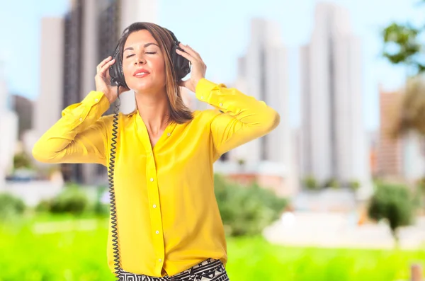 Ung cool kvinna med hörlurar — Stockfoto