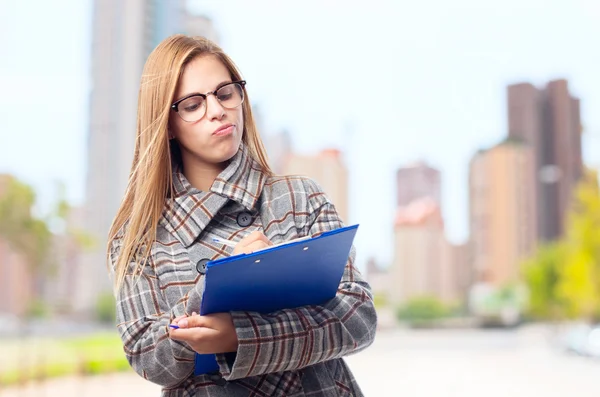 Jovem mulher legal fazendo um teste — Fotografia de Stock