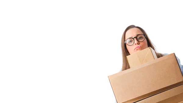 Bir karton kutular tutan genç kadın — Stok fotoğraf