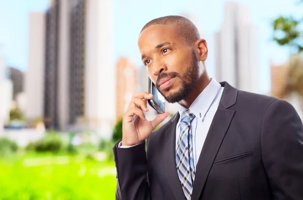 Giovane uomo nero fresco parlando al telefono — Foto Stock