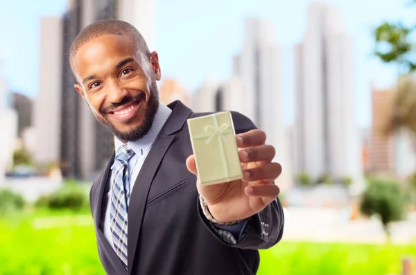 Jovem legal preto homem com giftbox — Fotografia de Stock