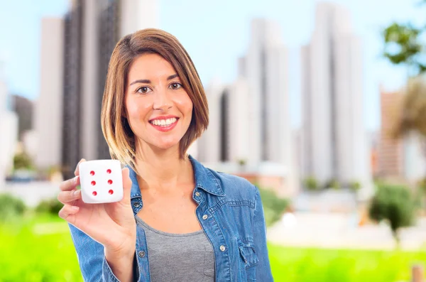 Junge coole Frau mit einem Würfel — Stockfoto