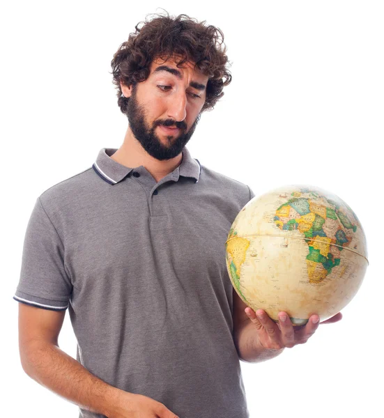 Jeune homme barbu avec monde globe — Photo