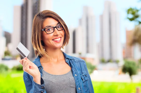 Junge coole Frau mit Kreditkarte — Stockfoto