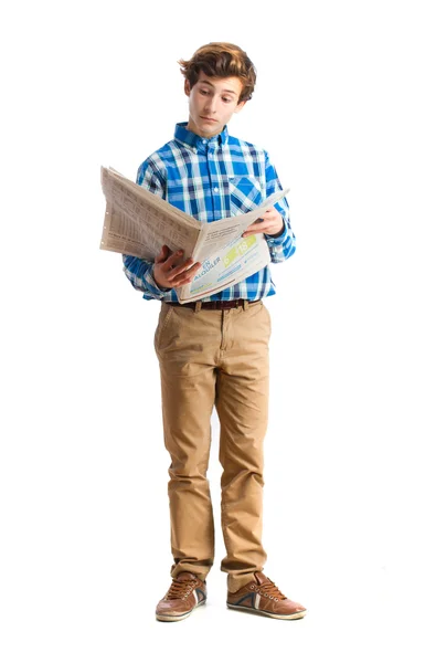 Teenager reading a newspaper — Stock Photo, Image