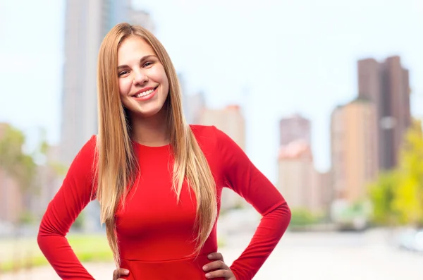 Junge coole Frau lächelt — Stockfoto