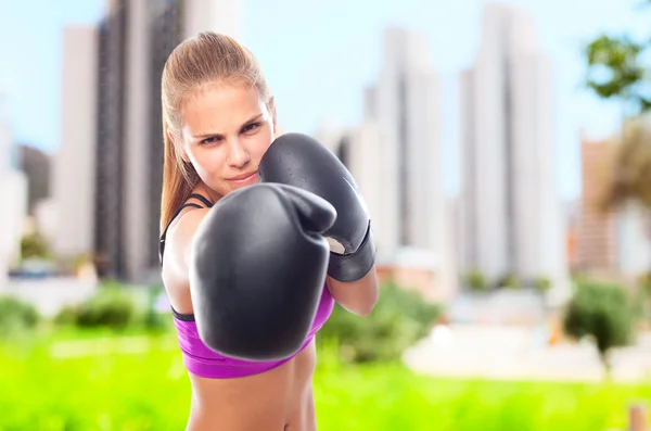 Ung cool kvinna boxning — Stockfoto