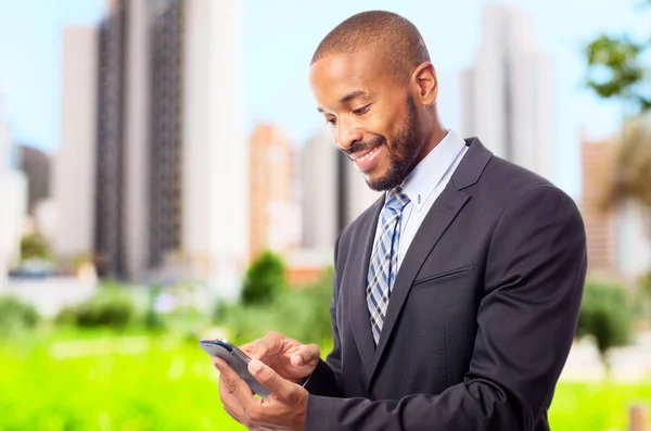 Jonge cool zwarte man met touch screen telefoon — Stockfoto