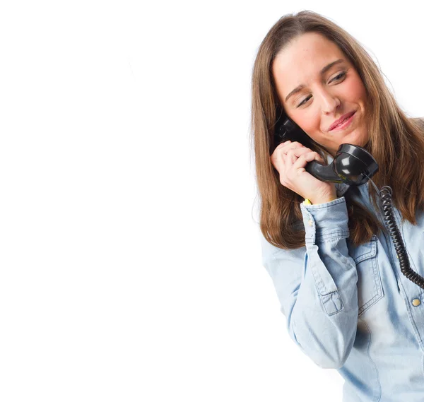 Ung kvinna talar per telefon — Stockfoto