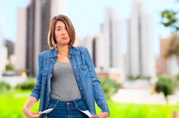 Junge coole Frau schlechtes Zeichen — Stockfoto