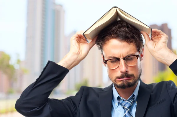 Jonge gek zakenman saai met een boek — Stockfoto