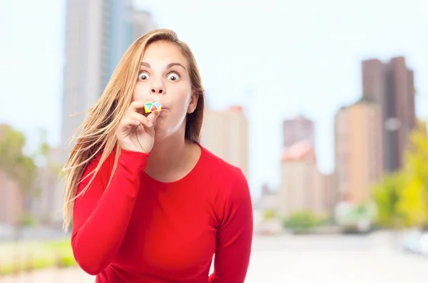 Cool jongedame vieren pose — Stockfoto